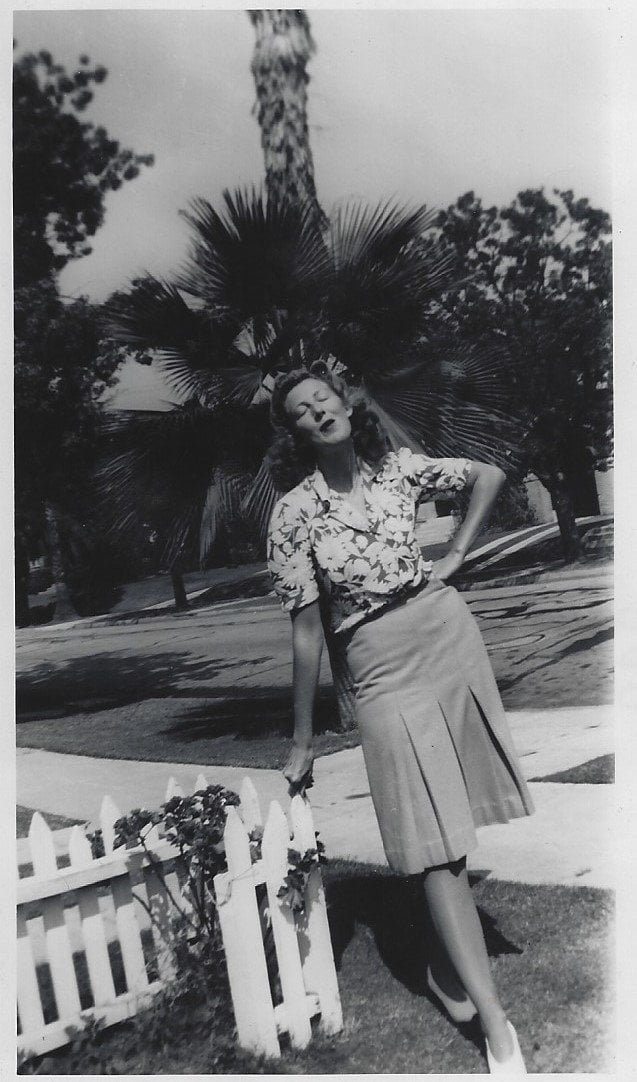 SER 1942 Pose